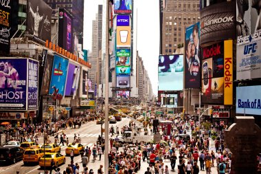 Times Meydanı, broadway tiyatroları ile özellikli
