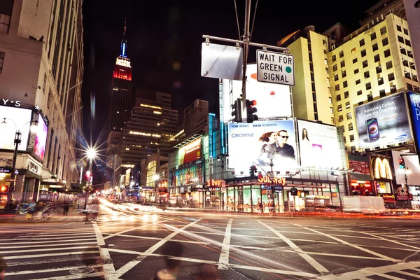 NEW YORK - JULY 2: Night streetscene in point of intersection of 7th Av. and 34th st. near Madison Square Garden on July 2, 2011 in Manhattan, New York — Stock Photo, Image