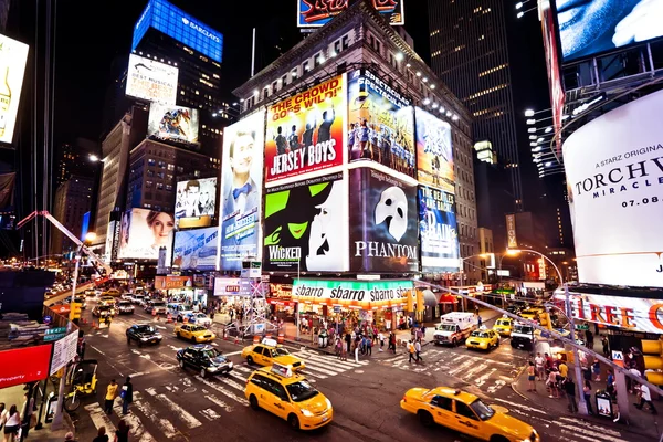 Times Square en vedette avec Broadway Theaters — Photo