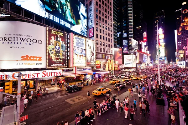 Times Square mit Breitbahn-Theatern — Stockfoto