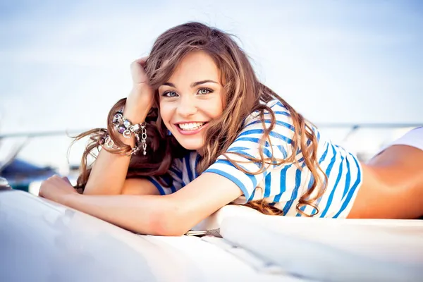 Chica atractiva en un yate en el día de verano —  Fotos de Stock