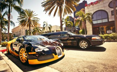 Rodeo drive boyunca güneşli bir gün