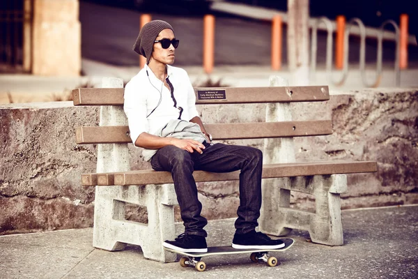 Man with skateboard in Santa Monica — Stock Photo, Image