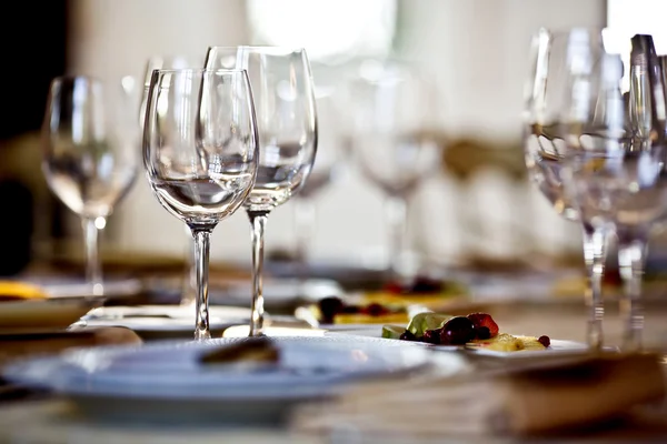 Empty glasses set in restaurant — Stock Photo, Image