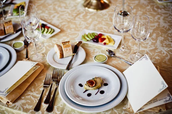 Leere Gläser im Restaurant — Stockfoto