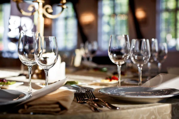 Empty glasses set in restaurant — Stock Photo, Image