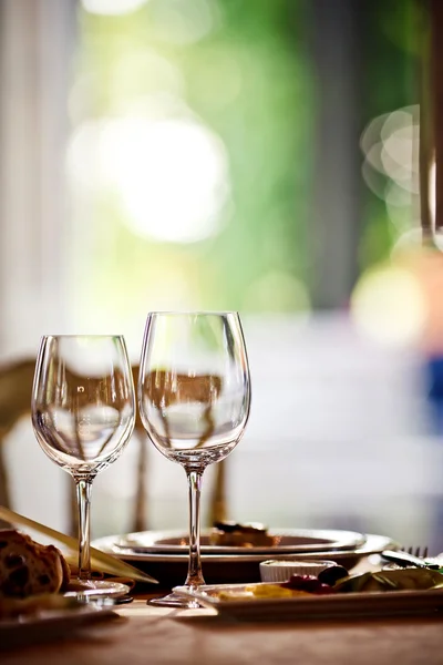 Empty glasses set in restaurant — Stock Photo, Image