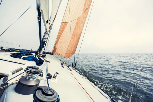 Boat floats in the sea — Stock Photo, Image