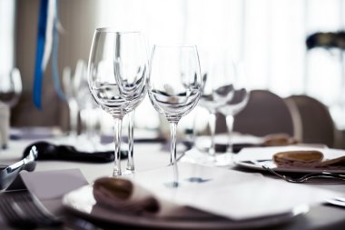 Restoranda boş bardaklar.