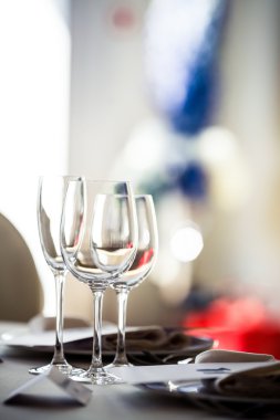 Restoranda boş bardaklar.
