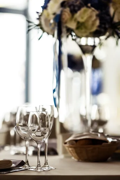 Prázdné sklenice v restauraci — Stock fotografie