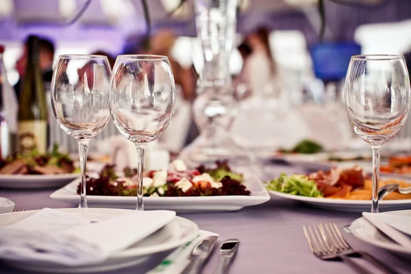 Empty glasses set in restaurant — Stock Photo, Image