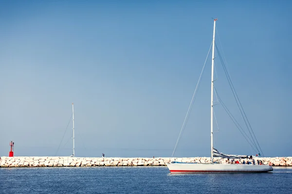 Vitorlás hajó jachtok fehér vitorlákkal — Stock Fotó