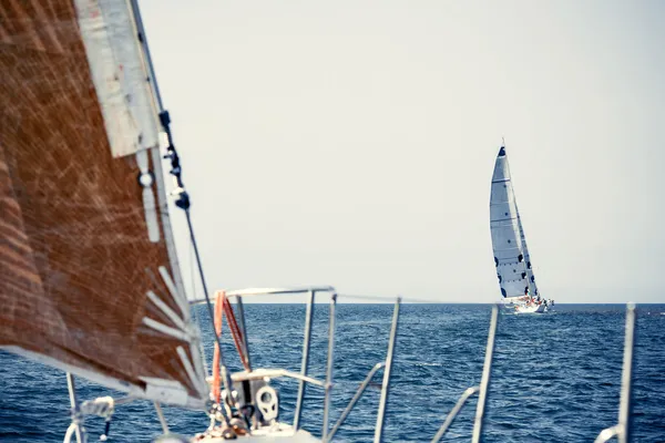 Yachts à voile avec voiles blanches — Photo