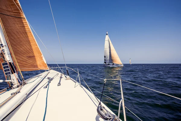 Segelschiff-Yachten mit weißen Segeln — Stockfoto