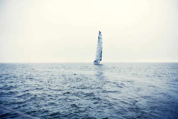 Yachts à voile avec voiles blanches — Photo