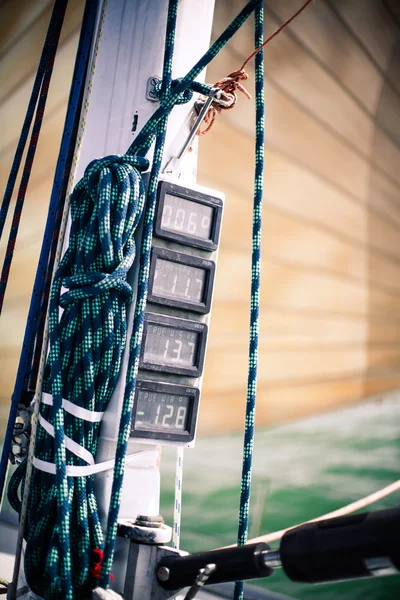 Instrumentos del tablero de instrumentos en un yate . —  Fotos de Stock