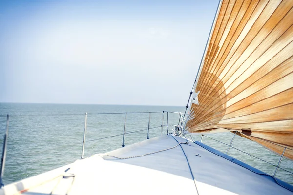 Navegação iates navio com velas brancas — Fotografia de Stock