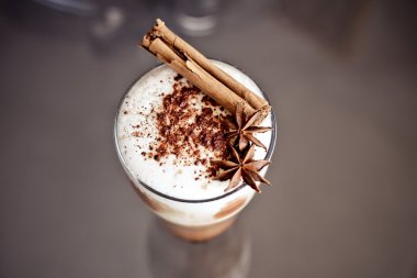 Latte macchiato tarçın ile