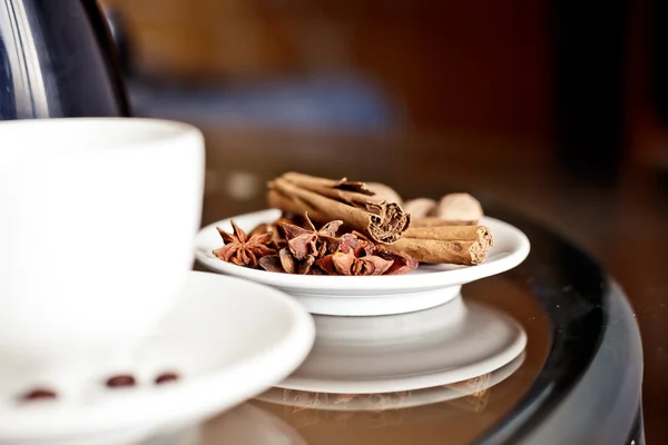 Tom kopp och kryddor för kaffe — Stockfoto