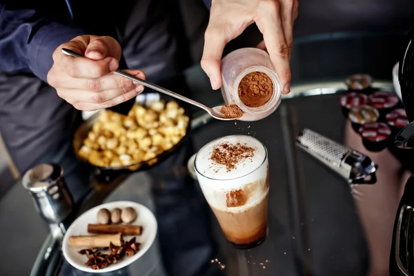 Příprava latte macchiato se skořicí — Stock fotografie