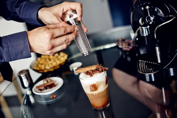 Preparação de latte macchiato com canela — Fotografia de Stock