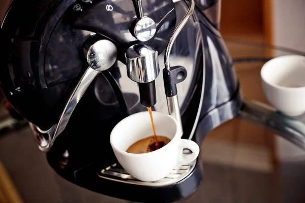 Coffee making with espresso machine — Stock Photo, Image