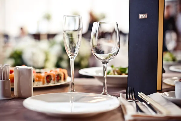 Leere Gläser im Restaurant — Stockfoto