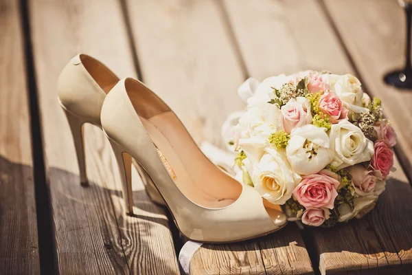 Boeket en bruid Trouwschoenen — Stockfoto