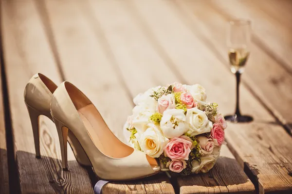 Свадебный букет и обувь невесты — стоковое фото