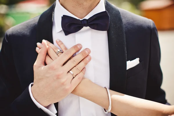 De la mano con anillos de boda —  Fotos de Stock