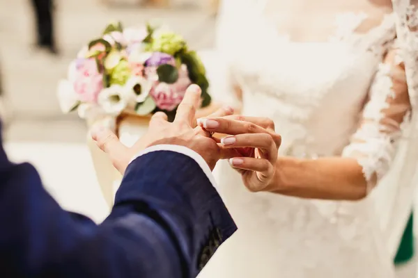 De mãos dadas com alianças de casamento — Fotografia de Stock