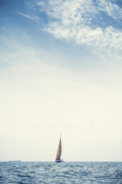 Beyaz yelkenli yelkenli gemiler