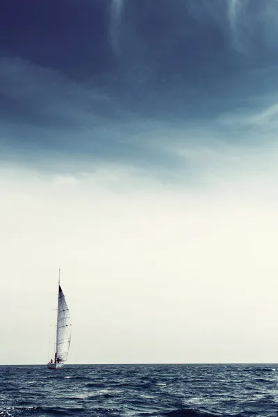 Seilende fartøyer med hvite seil – stockfoto