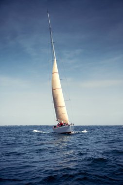 Beyaz yelkenli yelkenli gemiler