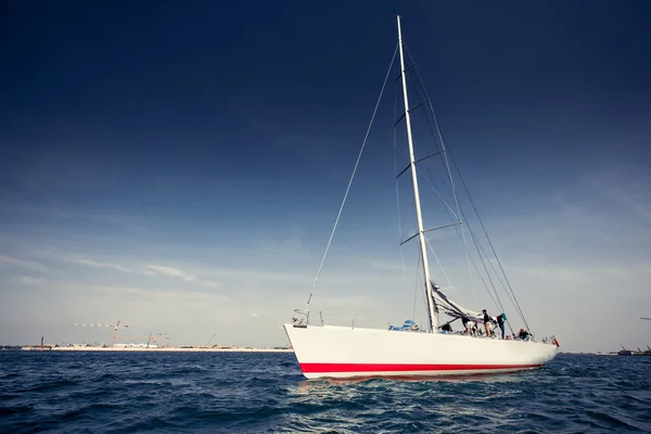 Yachts à voile avec voiles blanches — Photo