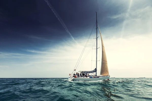 Zeilboot jachten met witte zeilen — Stockfoto