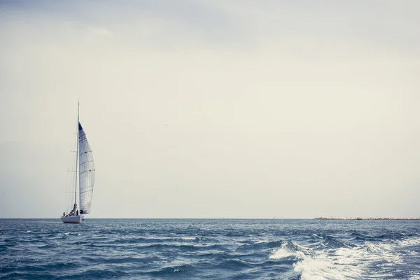 Navegação iates navio com velas brancas — Fotografia de Stock