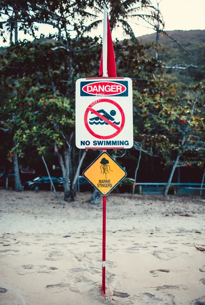 Panneau d'avertissement jaune de morsures marines — Photo