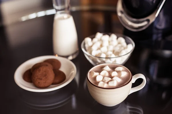 Hot chocolate with marshmallow — Stock Photo, Image