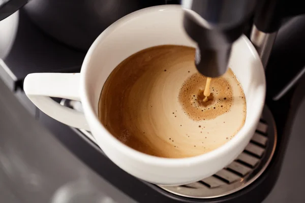 コーヒーのエスプレッソ マシンを作る — ストック写真