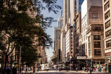 5th avenue üzerinde sürmek sarı taksiler
