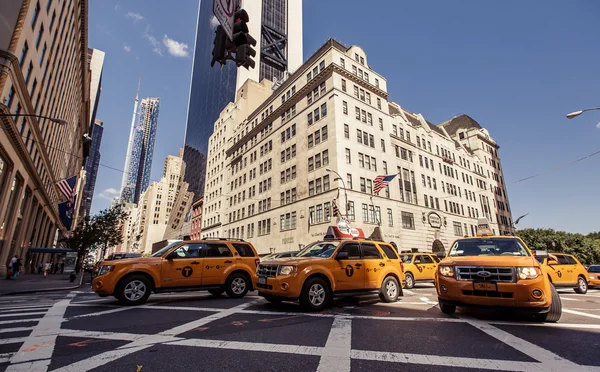 Gele taxi's ritten op 5th avenue — Stockfoto