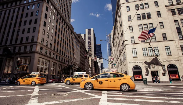 Passeios de táxi amarelos na 5th Avenue — Fotografia de Stock
