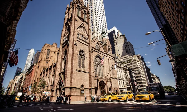 Passeios de táxi amarelos na 5th Avenue — Fotografia de Stock