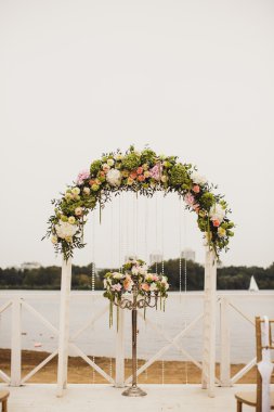 Sahilde düğün floral arch