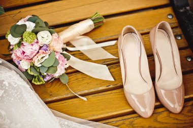 Düğün buketi ve gelin ayakkabıları