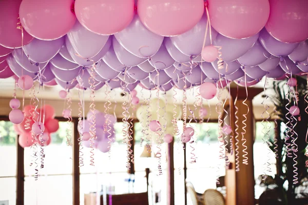 Воздушные шары под потолком на свадьбе — стоковое фото