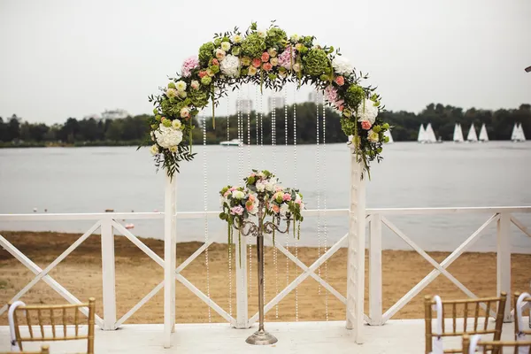 Wedding floral arch on the beach — Stock Photo, Image