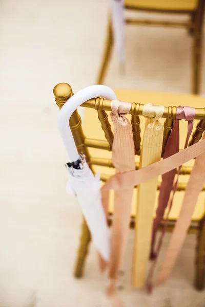 Chaise de cérémonie de mariage avec parapluie — Photo